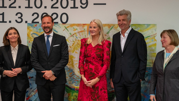 The Crown Prince and Crown Princess were greeted by, amongst others, author Karl Ove Knausgård. (Foto: Simen Løvberg Sund / The Royal Court)